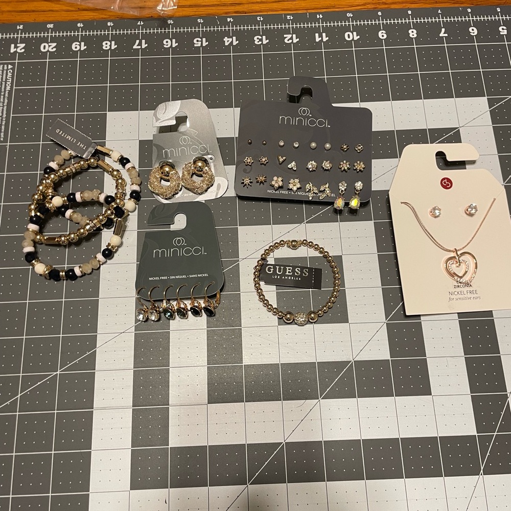 Silver and Gold Toned Jewelry Lot G06 6629